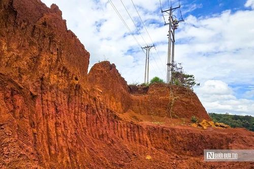 Lâm Đồng: Điều tra vụ khai thác đất trái phép khiến nhiều cột điện có nguy cơ ngã đổ