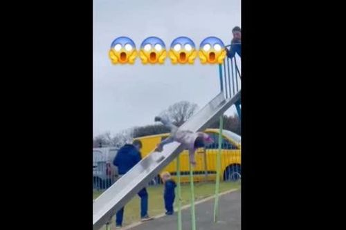 CLIP: 11 giây kinh hoàng, em bé rơi khỏi cầu trượt cao và phản xạ nhanh của người cha đã cứu nguy trong tích tắc