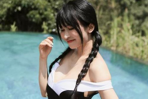 Vợ Minh Nhựa mặc xuyên thấu khoe vẻ ngoài trẻ trung