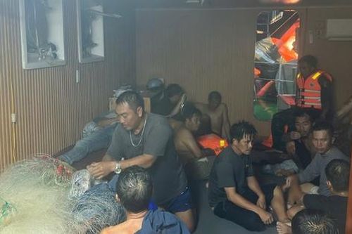 Bộ đội Biên phòng xuyên đêm cứu kịp thời 20 ngư dân gặp nạn trên biển