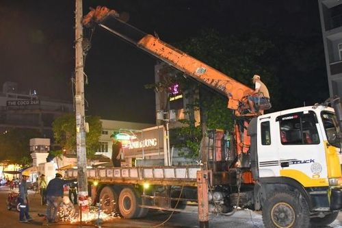 Xuyên đêm thu hồi trụ điện dự án đường Dương Quảng Hàm