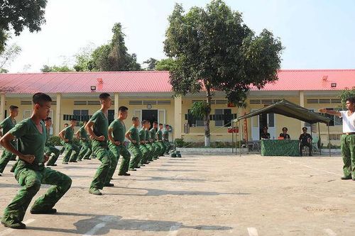Thăm chiến sĩ mới huấn luyện tháng thứ nhất