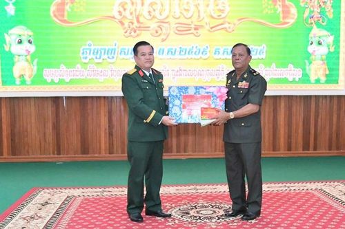 Đoàn công tác Bộ Chỉ huy Quân sự tỉnh Đồng Tháp thăm, chúc Tết cổ truyền Chol Chnăm Thmây tại Vương quốc Campuchia