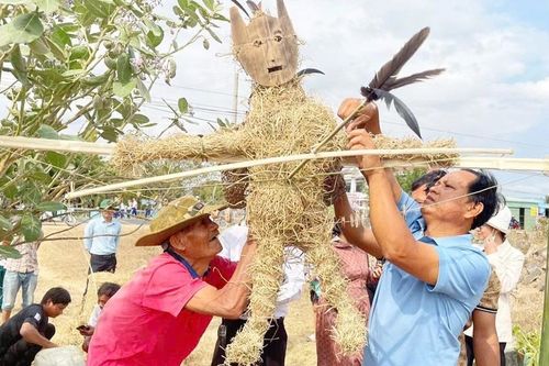 Lễ cúng Yạ Pôm bên bờ sông Ba