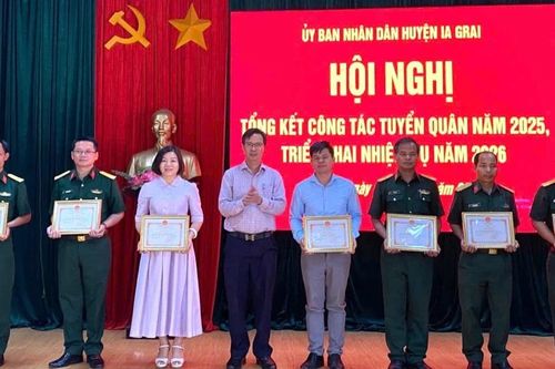 Ia Grai khen thưởng 37 tập thể, cá nhân xuất sắc trong công tác tuyển quân
