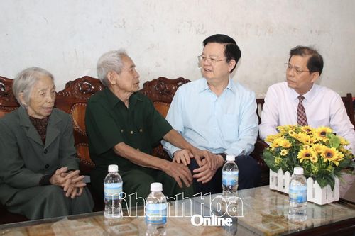 Phó Thủ tướng Chính phủ Mai Văn Chính: Thăm, tặng quà cho gia đình cán bộ tiền khởi nghĩa ở Ninh Hòa