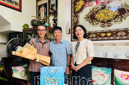 Đảng ủy phường Phương Sài: Thăm, tặng quà cho các cán bộ nguyên là lãnh đạo Đảng ủy phường qua các thời kỳ