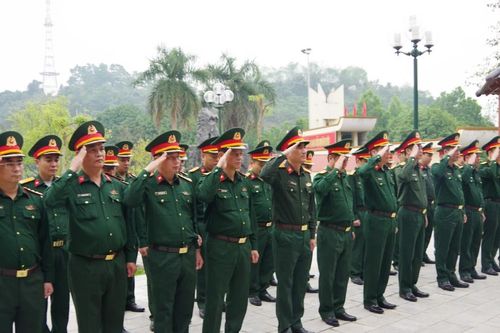Đảng ủy, Bộ Chỉ huy Quân sự tỉnh dâng hương nhân kỷ niệm ngày truyền thống Lực lượng vũ trang tỉnh Lào Cai
