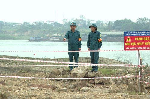 Tháo gỡ, hủy nổ quả bom tại sông Lô