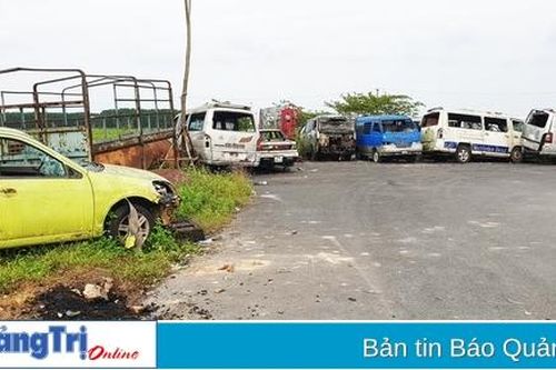 Đông Hà: Ô tô phế liệu tập kết thành bãi gây mất mỹ quan, an toàn đô thị
