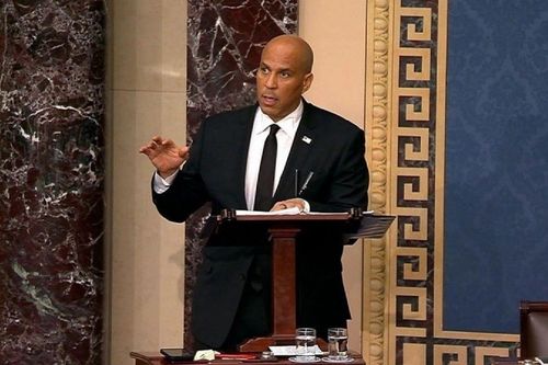 Nghị sĩ Mỹ phát biểu liên tục 25 giờ để phản đối ông Trump
