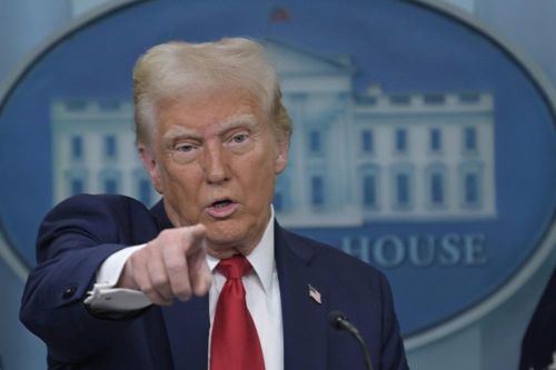 Thuế quan của Trump: Lợi ích chính trị và rủi ro kinh tế