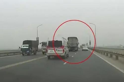 Xe khách vượt ẩu gây tai nạn cho xe máy