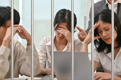 Môi trường làm việc 'như nhà tù' của công ty Trung Quốc: Cấm điện thoại, bắt ăn trưa tại bàn, hạn chế đi vệ sinh