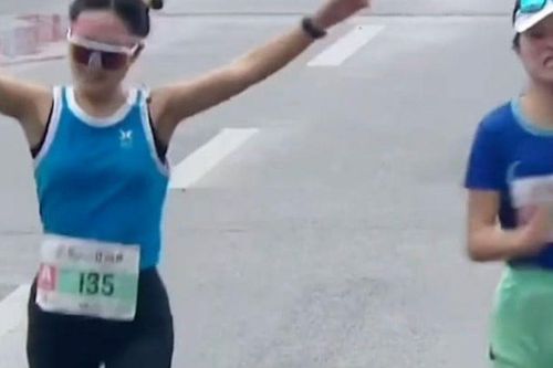 Clip: 'Gáy' sớm, nữ vận động viên tuột mất ngôi vô địch trong gang tấc
