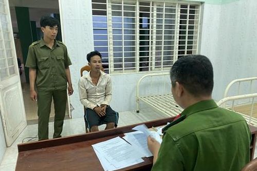 Khởi tố đối tượng dùng dao đập phá tài sản người dân, chửi cán bộ Công an