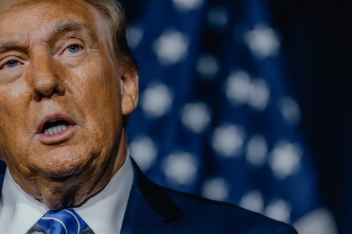 Ông Trump sa thải diện rộng nhân viên y tế