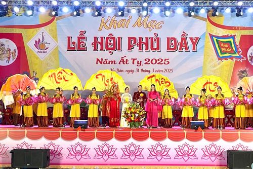 Cả nghìn người tham gia khai mạc Lễ hội Phủ Dầy năm 2025