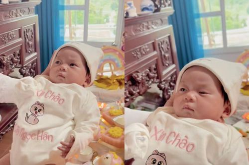 Dân mạng đua nhau chia sẻ clip em bé 1 tháng tuổi 'lườm bố cháy mặt'