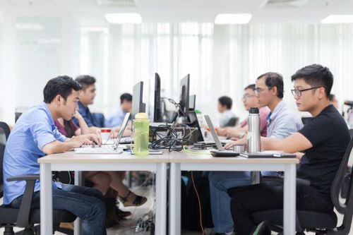 Công ty như nhà tù: Nghỉ trưa phải ngồi tại chỗ, cấm dùng điện thoại