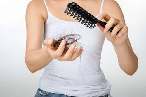 Rụng tóc nhiều bất thường có phải dấu hiệu ung thư?