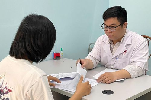 Rệu rã vì xuyên đêm 'hóng drama' trên mạng xã hội
