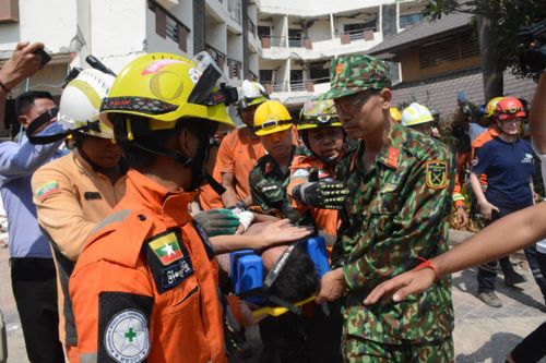 Quân đội Việt Nam phối hợp cứu sống nạn nhân động đất tại Myanmar