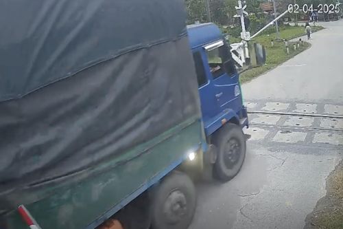 Tài xế liều mạng lái xe tải tông gãy gác chắn, vượt đường sắt khi tàu đang đến
