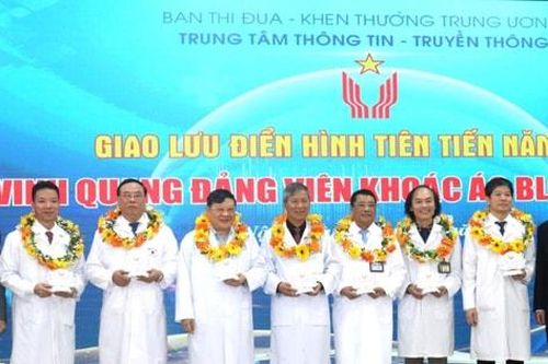 'Vinh quang đảng viên khoác áo blouse trắng'