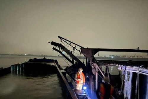 Xác minh, xử lý vụ hút cát 'không giấy tờ' lúc rạng sáng trên sông Hồng