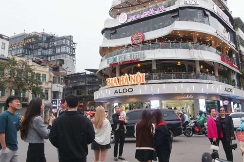 Người dân nô nức check-in 'Hàm Cá Mập' ngay giữa dòng xe