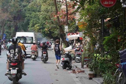 Ngược đời: Lòng đường cho người đi bộ, vỉa hè thành nơi đỗ xe