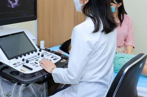 Đi khám vì nước tiểu sậm màu, bé 9 tuổi phát hiện bị tổn thương thận do căn bệnh này gây nên