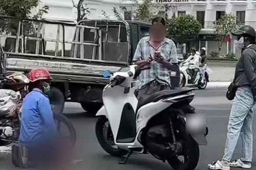 Sự thật 'không ngờ' về clip người đàn ông quỳ giữa đường xin bỏ qua va chạm giao thông