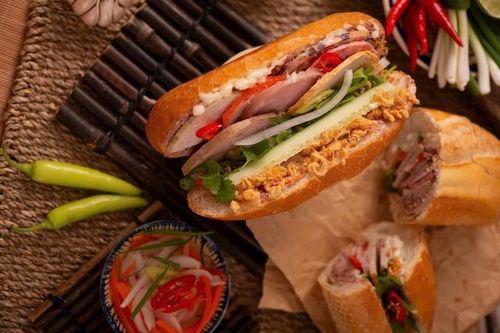 Diễn biến mới vụ hàng chục học sinh ngộ độc bánh mì tại TPHCM