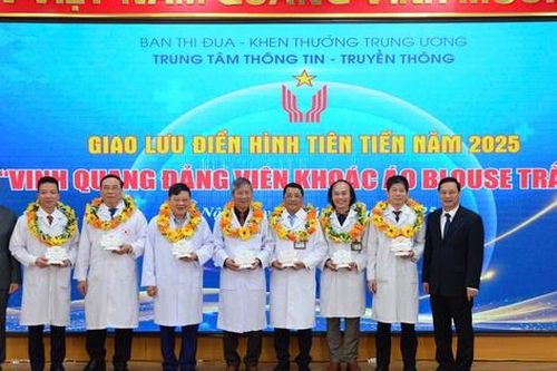 Tôn vinh các thầy thuốc đảng viên tận tâm cống hiến vì người bệnh