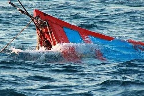 Tìm thấy 2 ngư dân trong vụ chìm tàu cá ở Bình Thuận