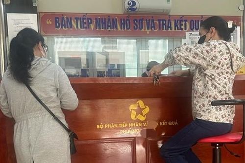 Dịch vụ hành chính công: Tiện ích miễn phí, vì sao vẫn xuất hiện 'cò'?