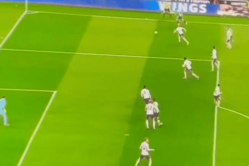 Siêu phẩm từ cự ly khó tin tại Premier League