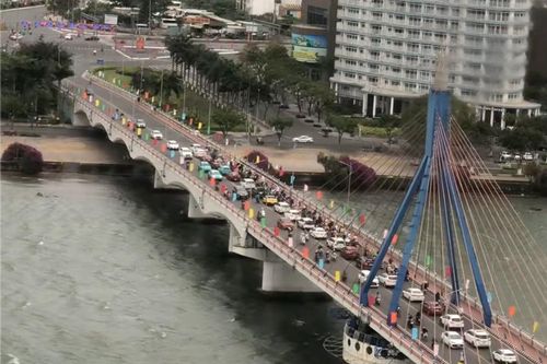 Ôtô dàn hàng chắn gió cho xe máy qua cầu ở Đà Nẵng