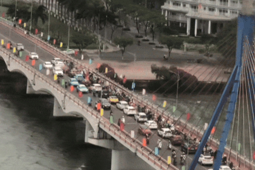 Ôtô nối đuôi che chắn gió lớn cho xe máy qua cầu ở Đà Nẵng