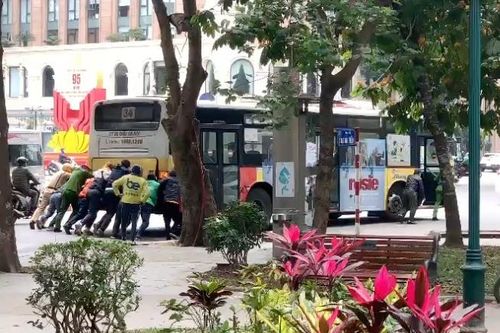 Hàng chục người bất ngờ xúm vào đẩy chiếc xe buýt giữa phố