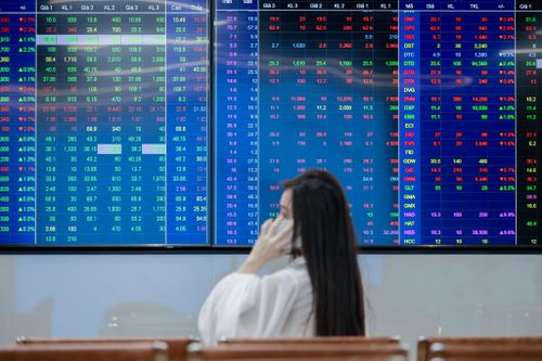 VN-Index rơi hơn 80 điểm