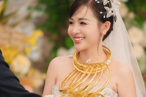 Cô dâu Thanh Hóa đeo vàng trĩu cổ ngày cưới