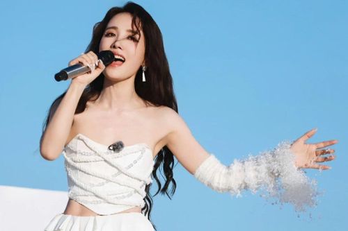 'Chị đẹp đạp gió' Trung Quốc mặc đồ của NTK Gen Z Việt