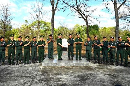 Bộ đội Biên phòng Đắk Lắk chúc Tết Chol Chnam Thmay các Đồn Cảnh sát bảo vệ biên giới tỉnh Mondulkiri