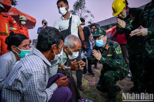 Khoảnh khắc nghĩa tình: Người dân Myanmar xúc động cảm ơn bộ đội Việt Nam