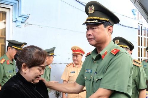 Đoàn công tác của Bộ Công an đến thăm, động viên gia đình anh Huỳnh Trí Phúc