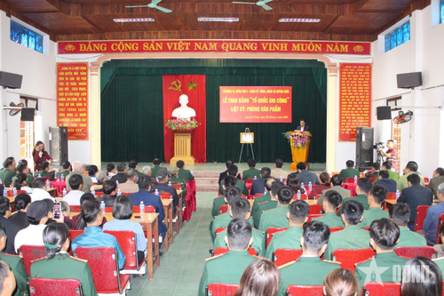 Quân khu 4 trao bằng 'Tổ quốc ghi công' tại huyện Quỳnh Lưu, tỉnh Nghệ An