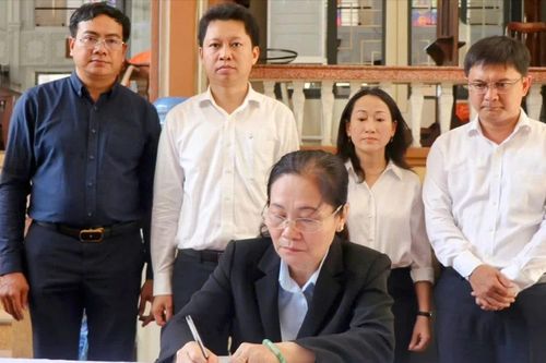 Đồng chí Nguyễn Thị Lệ viếng Linh mục Phêrô Phan Khắc Từ